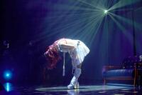 　客席に頭を下げたアイナ・ジ・エンド