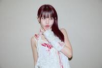 　本番前にポーズを取ったアイナ・ジ・エンド