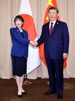 　日中首脳会談を前に中国の習近平国家主席（右）と握手を交わす高市首相＝31日、韓国・慶州（代表撮影・共同）