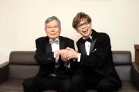 　東京・有楽町よみうりホールで開幕したボイスシネマ声優口演ライブ２０２５に出演した羽佐間道夫（左）と山寺宏一　©「ボイスシネマ声優口演ライブ２０２５」実行委員会