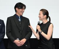 　映画「栄光のバックホーム」舞台あいさつで笑顔を見せる松谷鷹也（左）と鈴木京香（撮影・伊藤笙子）