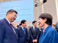 　ＡＰＥＣ首脳会議前に中国の習近平国家主席（左）とあいさつを交わした高市首相＝韓国・慶州（高市首相のＸから）