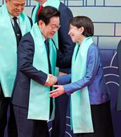 　ＡＰＥＣ首脳会議の記念撮影後、韓国の李在明大統領（左）と握手する高市首相（代表撮影）