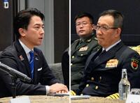 　会談に臨む小泉防衛相（左）と中国の董軍国防相