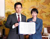 　署名した連立政権合意書を報道陣に示す自民党の高市総裁（右）と日本維新の会の吉村代表＝１０月２０日