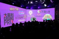 　観覧客に向かってトークⒸＤＯＷＮＴＯＷＮ＋