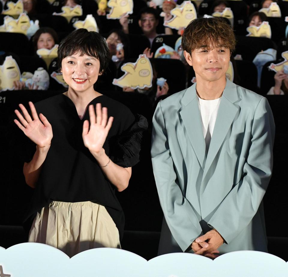 　客席をバックに写真に納まる（左から）本上まなみ、井ノ原快彦（撮影・持木克友）