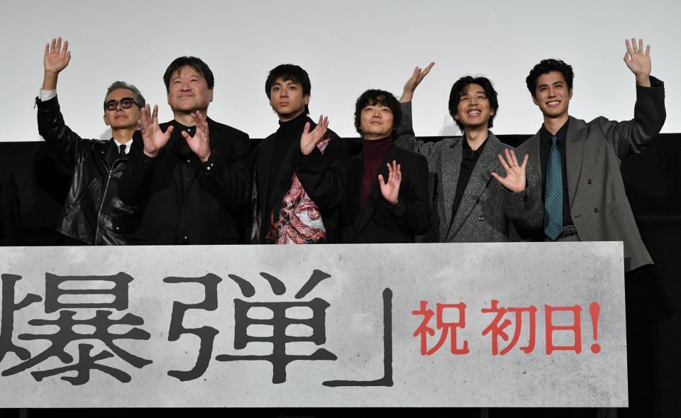 　手を振る（左から）渡部篤郎、佐藤二朗、山田裕貴、染谷将太、坂東龍汰、寛一郎（撮影・持木克友）