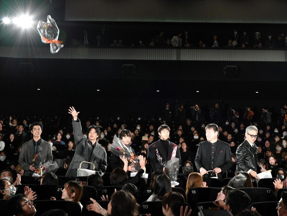 　入場の時客席に花束を投げ込む（左から）寛一郎、坂東龍汰、染谷将太、山田裕貴、佐藤二朗、渡部篤郎（撮影・持木克友）
