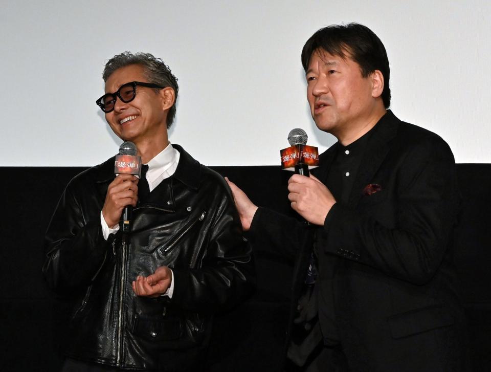 　舞台あいさつで渡部篤郎（左）に褒められ照れる佐藤二朗（撮影・持木克友）