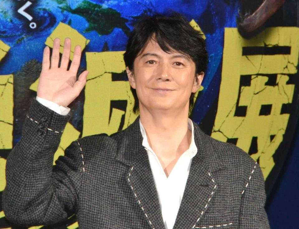 　手を振る福山雅治