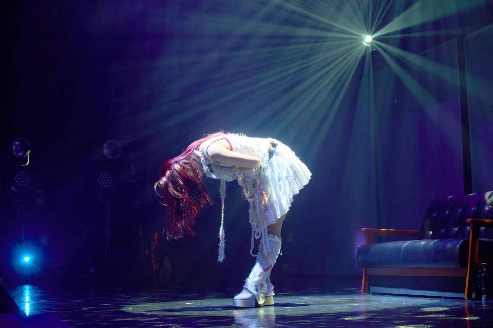 　客席に頭を下げたアイナ・ジ・エンド