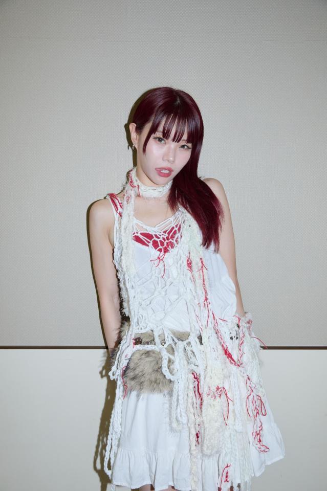 　ステージ裏で笑顔を見せたアイナ・ジ・エンド