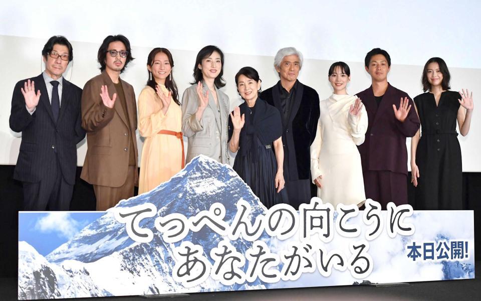 　初日舞台あいさつを行った（左から）阪本順治監督、若葉竜也、木村文乃、天海祐希、吉永小百合、佐藤浩市、のん、工藤阿須加、茅島みずき（撮影・開出牧）