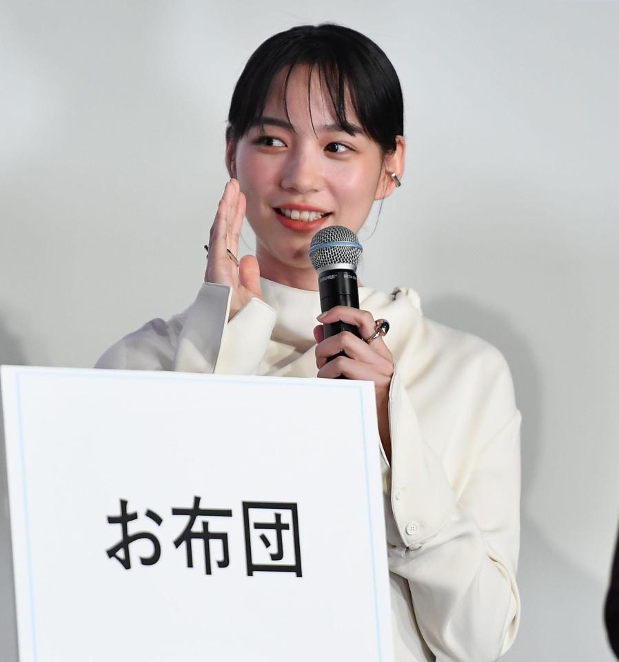 　初日舞台あいさつでトークをするのん（撮影・開出牧）