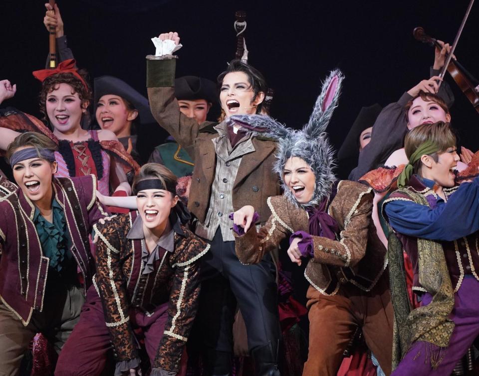 　ボー・ブランメルを演じる朝美絢（中央）＝撮影・高部洋祐