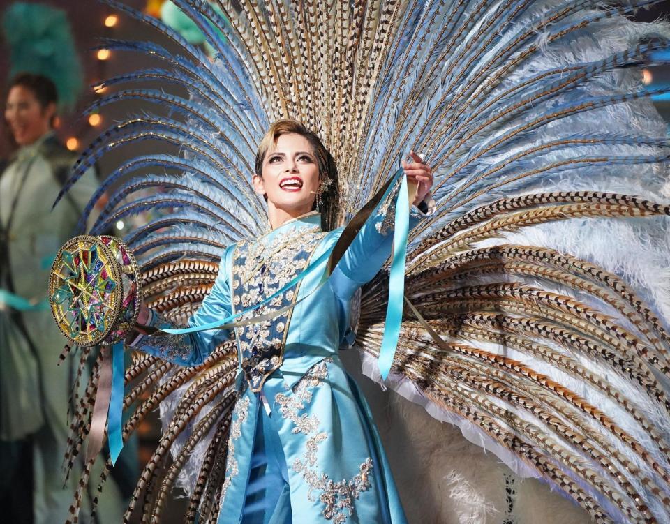 　ショーのフィナーレで大きな羽根を背負う朝美絢（撮影・高部洋祐）