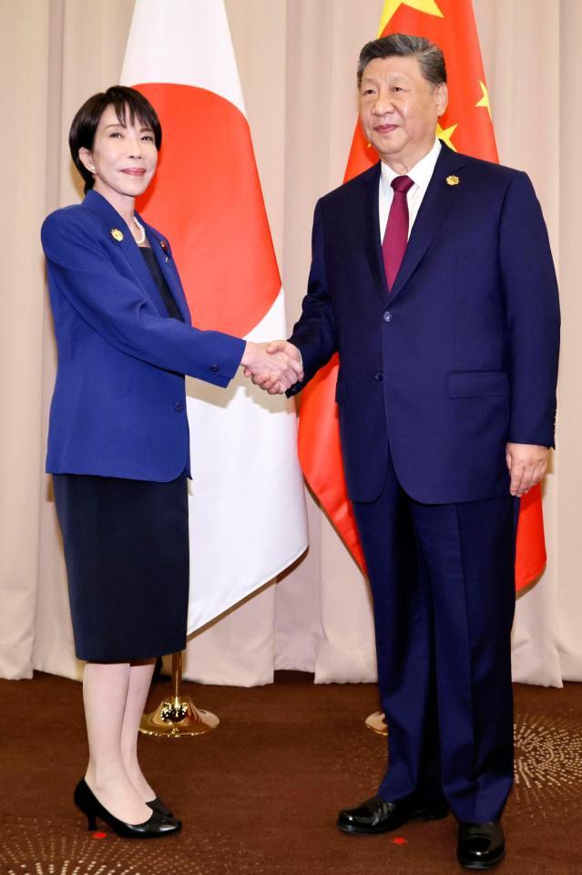 　日中首脳会談を前に中国の習近平国家主席（右）と握手を交わす高市首相＝31日、韓国・慶州（代表撮影・共同）