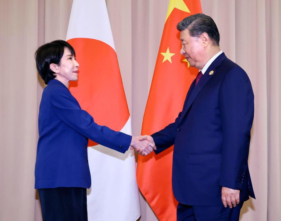 　日中首脳会談を前に中国の習近平国家主席（右）と握手を交わす高市首相＝31日、韓国・慶州（代表撮影・共同）