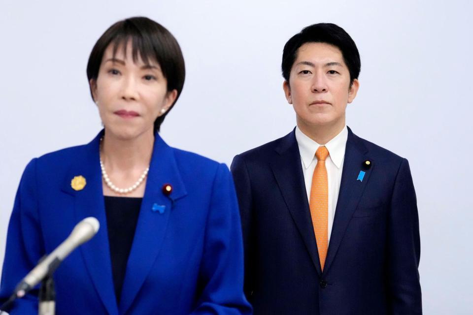 　官房副長官に起用された自民党の佐藤啓参院議員。手前は日中首脳会談後に取材に応じる高市首相＝31日、韓国・慶州（共同）