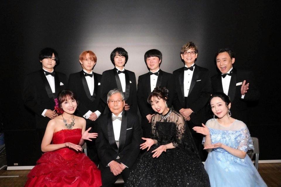 　「ボイスシネマ声優口演ライブ」に出演した羽佐間道夫（前列左から２人目）、山寺宏一（後列右から２人目）ら　©「ボイスシネマ声優口演ライブ２０２５」実行委員会