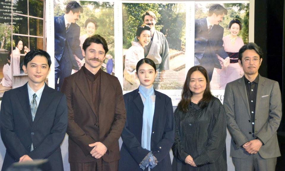 　「ばけばけ」試写会で。（左から）吉沢亮、トミー・バストウ、高石あかり、池脇千鶴、岡部たかし（９月８日）