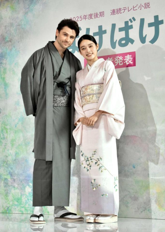 　仲むつまじく撮影に応じる（左から）トミー・バストウと高石あかり