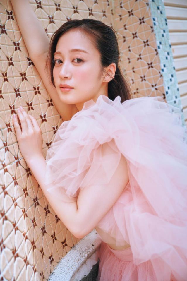 　川上千尋の初写真集「永遠未遂」内カット（撮影：岡本武志）