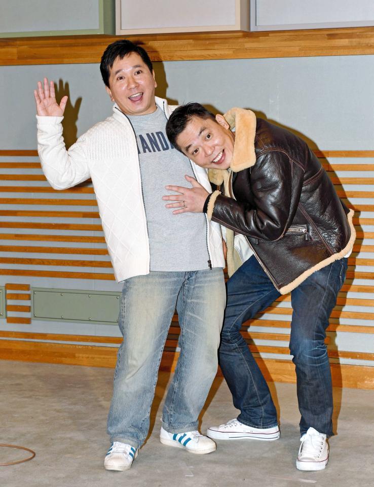 　夫人・山口もえの妊娠を発表し、相方の太田光に祝福される爆笑問題・田中裕二＝２０１７年