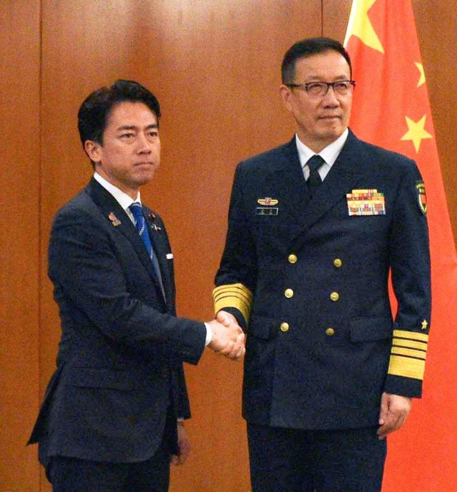 　中国の董軍国防相（右）と握手する小泉防衛相