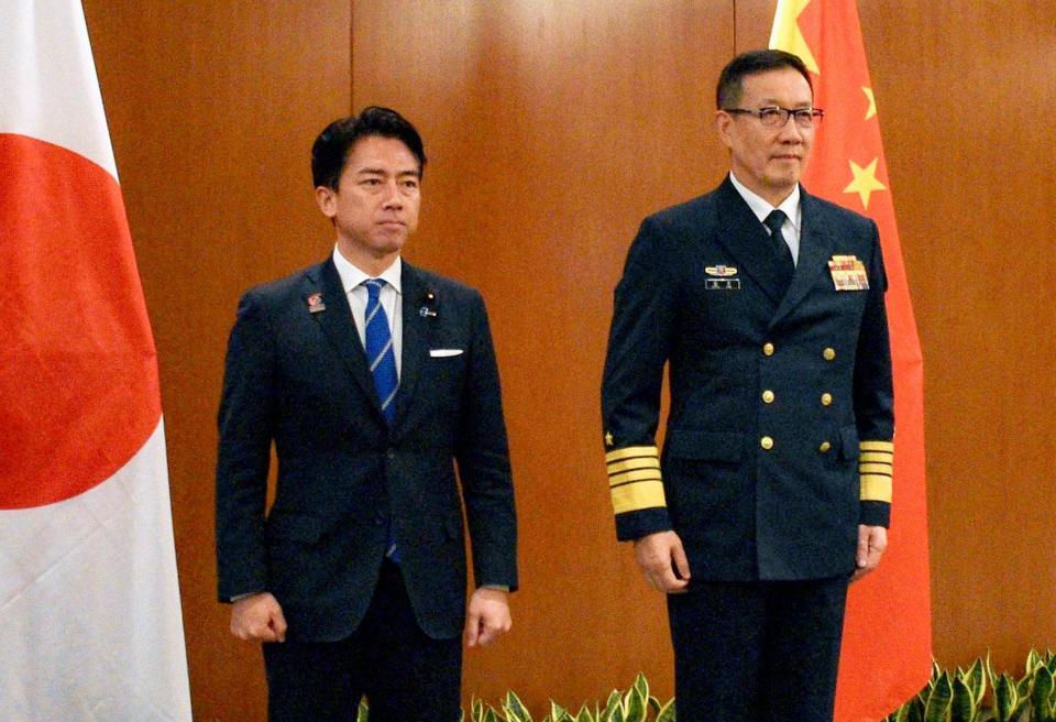 　中国の董軍国防相（右）と写真に納まる小泉防衛相