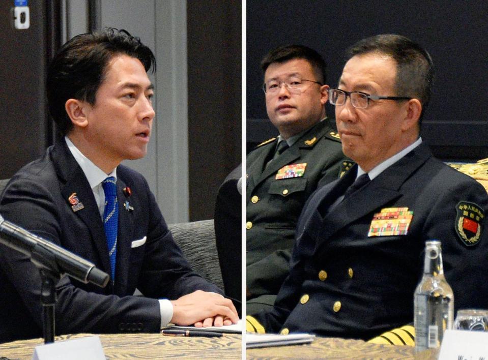 　会談に臨む小泉防衛相（左）と中国の董軍国防相