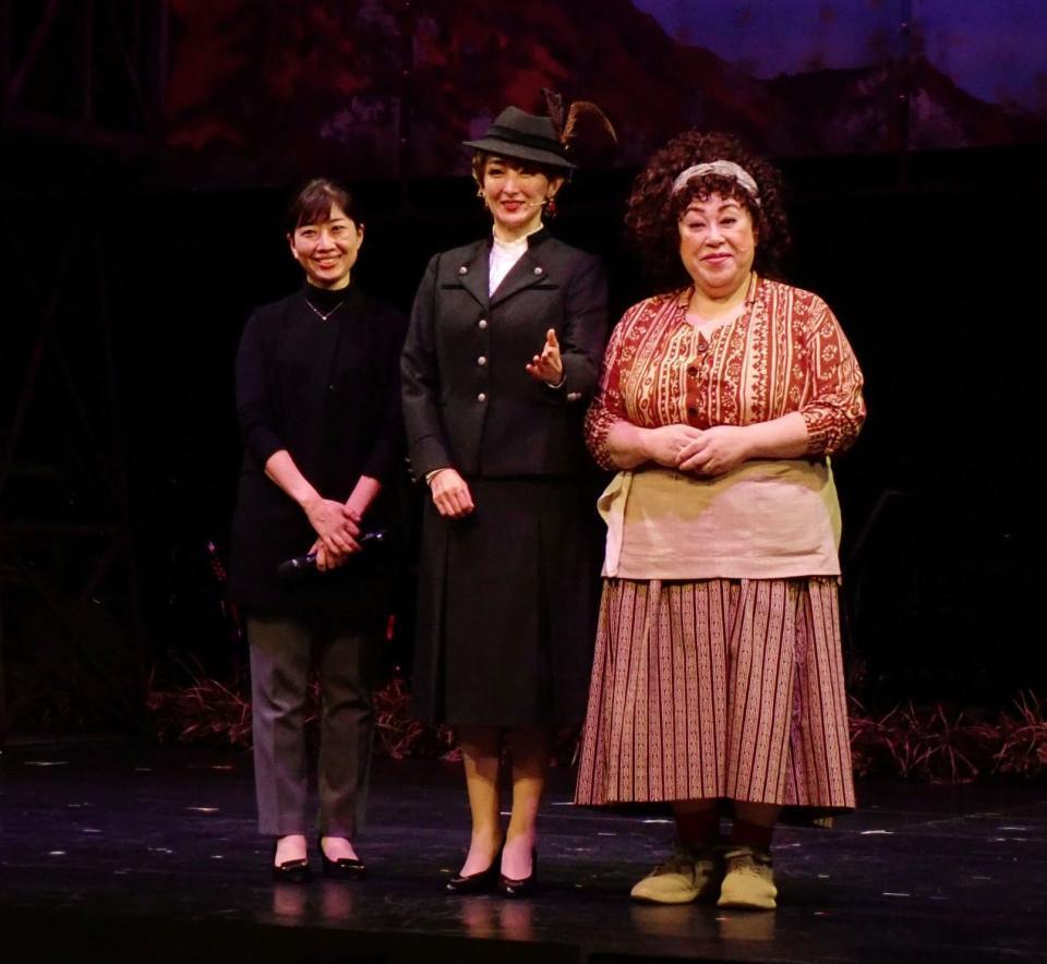 　ミュージカル「バクダッド・カフェ」の囲み取材を行った（左から）小山ゆうな氏、花總まり、森公美子