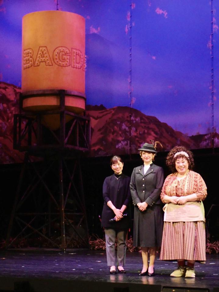 　ミュージカル「バクダッド・カフェ」の囲み取材を行った（左から）小山ゆうな氏、花總まり、森公美子