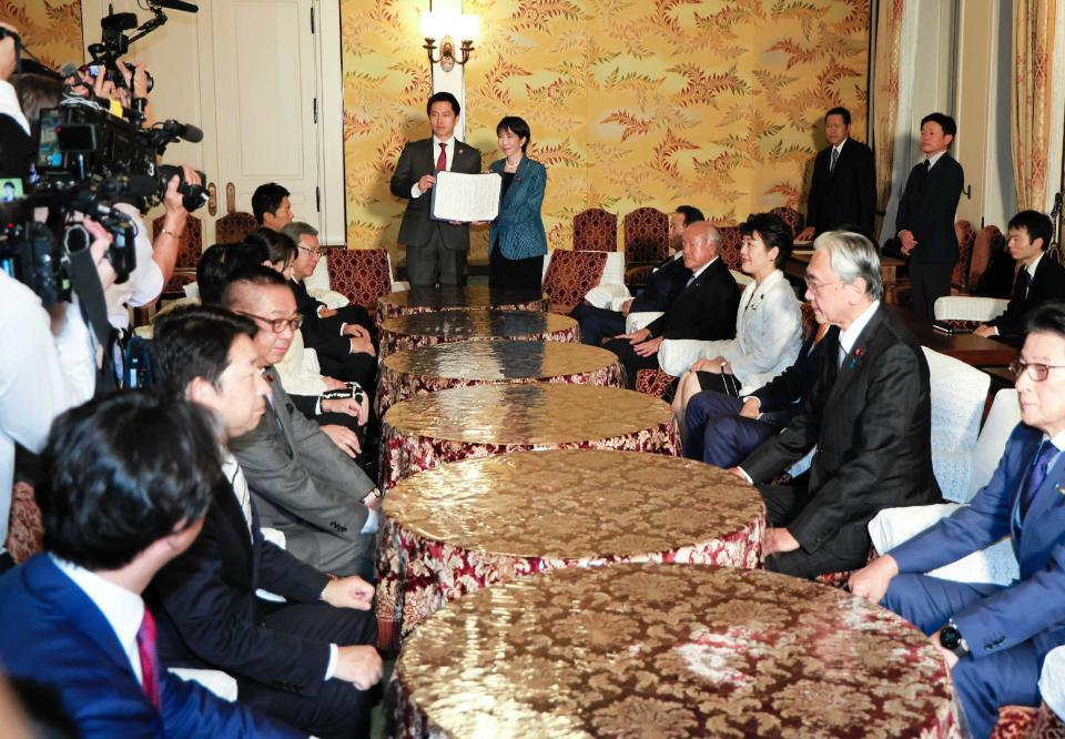 　連立政権樹立の合意書を交わす自民党の高市早苗総裁（奥右）と日本維新の会の吉村洋文代表（同左）＝１０月２０日