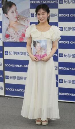 　写真集をアピールする川上千尋