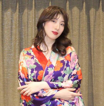 　舞台でストリッパーを演じる日比美思