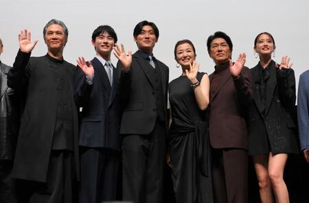 　映画「栄光のバックホーム」舞台あいさつに登場した（左から）加藤雅也、前田拳太郎、松谷鷹也、鈴木京香、高橋克典、山崎紘菜（撮影・伊藤笙子）