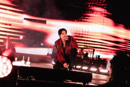 　ステージで熱唱するＪＩＮ　（Ｐ）＆（Ｃ）ＢＩＧＨＩＴ　ＭＵＳＩＣ