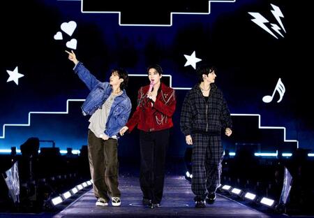 　ＪＩＮ（中央）のコンサートにゲスト登場したＪ-ＨＯＰＥ（左）とＪＵＮＧ　ＫＯＯＫ　Ⓟ＆©ＢＩＧＨＩＴ　ＭＵＳＩＣ
