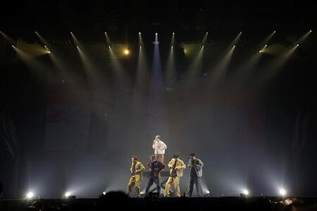 　「ｓ＊＊ｔ　ｋｉｎｇｚ　Ｄａｎｃｅ　Ｌｉｖｅ　２０２５　ｉｎ　日本武道館『ＬＡＮＤＩＮＧ』」でパフォーマンスをするｃｌａｑｕｅｐｏｔ（中央上段）と、ｓ＊＊ｔ　ｋｉｎｇｚ