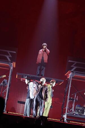 　「ｓ＊＊ｔ　ｋｉｎｇｚ　Ｄａｎｃｅ　Ｌｉｖｅ　２０２５　ｉｎ　日本武道館『ＬＡＮＤＩＮＧ』」でパフォーマンスをする三浦大知（中央上段）とｓ＊＊ｔ　ｋｉｎｇｚ