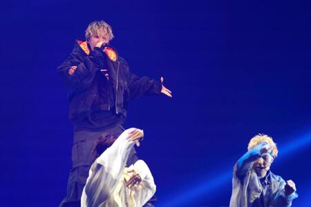 　「ｓ＊＊ｔ　ｋｉｎｇｚ　Ｄａｎｃｅ　Ｌｉｖｅ　２０２５　ｉｎ　日本武道館『ＬＡＮＤＩＮＧ』」でパフォーマンスをするＳＫＹ-ＨＩ