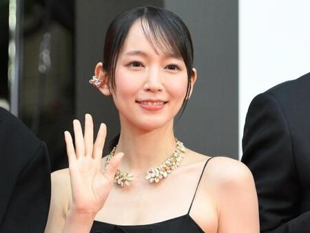 吉岡里帆　赤いバラが美しい…黒ワンピのオフショットにファン歓喜「ハート撃ち抜かれた」「めちゃめちゃ可愛すぎる」