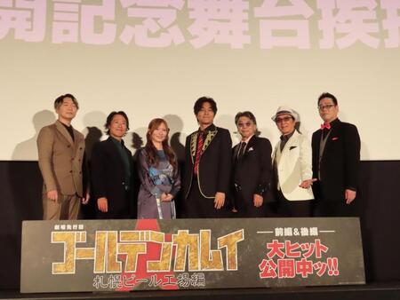 　劇場先行版アニメ「ゴールデンカムイ」の舞台あいさつに登壇した（左から）小西克幸、竹本英史、白石晴香、小林親弘、伊藤健太郎、中田譲治、乃村健次