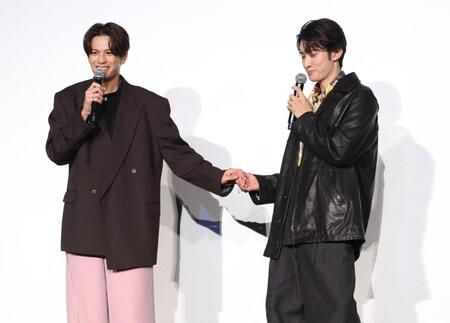 　トークする森崎ウィン（左）の手を握る向井康二＝ユナテッド・シネマ豊洲（撮影・金田祐二）