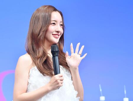 　イベントに登場し笑顔をふりまく板野友美（撮影・開出牧）