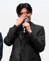 　映画「栄光のバックホーム」舞台あいさつで涙を流す松谷鷹也（撮影・伊藤笙子）