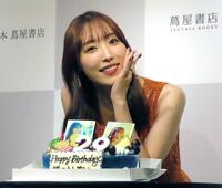 　バースデーケーキの前で、ほほ笑む譜久村聖