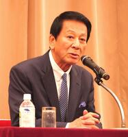 　会見で熱弁をふるった杉良太郎